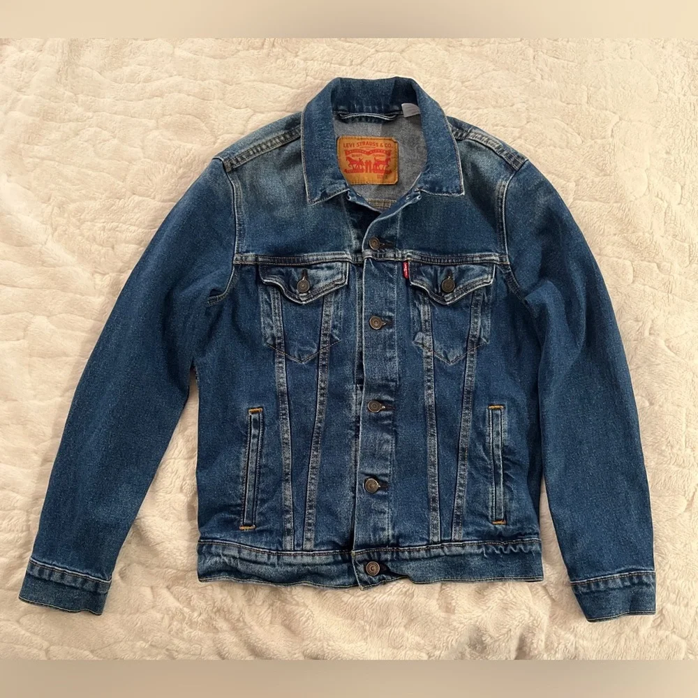 Levi's Trucker Jacket in a dark wash blue denim size S